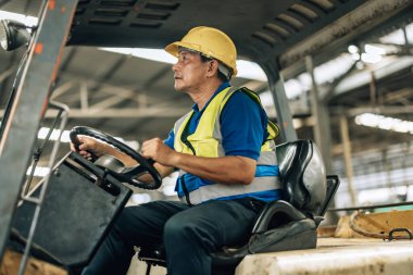 Folklift operatörü, folklörleri nakletmeye, dağıtmaya, malları raflara ve paletlere yerleştirmeye yönlendiriyor. Telsiz alıcısı aracılığıyla iş arkadaşları ve yöneticilerle ilgili işletim prosedürlerini güncellemeye devam et.