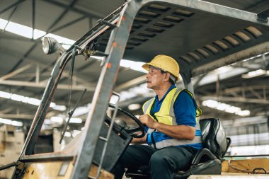 Folklift operatörü, folklörleri nakletmeye, dağıtmaya, malları raflara ve paletlere yerleştirmeye yönlendiriyor. Telsiz alıcısı aracılığıyla iş arkadaşları ve yöneticilerle ilgili işletim prosedürlerini güncellemeye devam et.