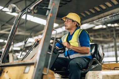 Folklift operatörü, folklörleri nakletmeye, dağıtmaya, malları raflara ve paletlere yerleştirmeye yönlendiriyor. Telsiz alıcısı aracılığıyla iş arkadaşları ve yöneticilerle ilgili işletim prosedürlerini güncellemeye devam et.