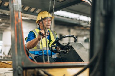 Folklift operatörü, folklörleri nakletmeye, dağıtmaya, malları raflara ve paletlere yerleştirmeye yönlendiriyor. Telsiz alıcısı aracılığıyla iş arkadaşları ve yöneticilerle ilgili işletim prosedürlerini güncellemeye devam et.