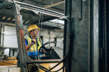 Folklift operatörü, folklörleri nakletmeye, dağıtmaya, malları raflara ve paletlere yerleştirmeye yönlendiriyor. Telsiz alıcısı aracılığıyla iş arkadaşları ve yöneticilerle ilgili işletim prosedürlerini güncellemeye devam et.