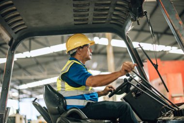 Folklift operatörü, folklörleri nakletmeye, dağıtmaya, malları raflara ve paletlere yerleştirmeye yönlendiriyor. Telsiz alıcısı aracılığıyla iş arkadaşları ve yöneticilerle ilgili işletim prosedürlerini güncellemeye devam et.