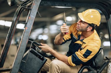 Folklift operatörü, folklörleri nakletmeye, dağıtmaya, malları raflara ve paletlere yerleştirmeye yönlendiriyor. Telsiz alıcısı aracılığıyla iş arkadaşları ve yöneticilerle ilgili işletim prosedürlerini güncellemeye devam et.