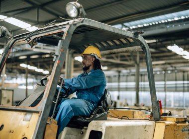 Folklift operatörü, folklörleri nakletmeye, dağıtmaya, malları raflara ve paletlere yerleştirmeye yönlendiriyor. Telsiz alıcısı aracılığıyla iş arkadaşları ve yöneticilerle ilgili işletim prosedürlerini güncellemeye devam et.