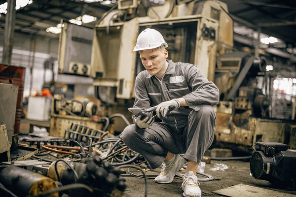Engineering Technicians Use Hand Tools Perform Regular Maintenance Inspecting Testing — Stock Photo, Image