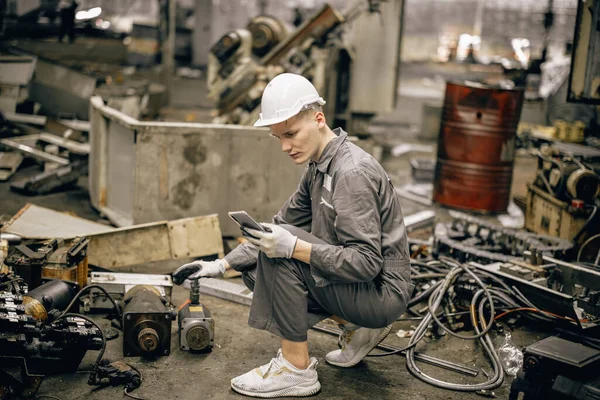 Engineering Technicians Use Hand Tools Perform Regular Maintenance Inspecting Testing — Stock Photo, Image