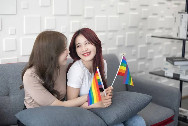 拍可爱的亚洲女同性恋夫妇举着和挥动微小的Lgbt旗帜 同时微笑 并感到自豪 既生动又和谐地体现社会性别平等的行动 — 图库照片