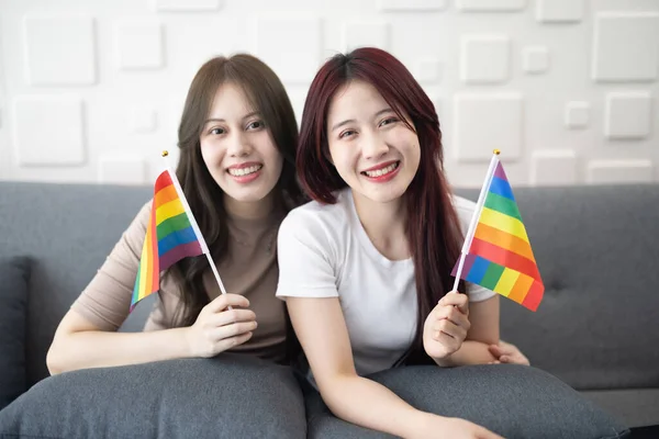 Tourné Beaux Couples Lesbiennes Asiatiques Tiennent Agitent Minuscules Drapeaux Lgbt — Photo
