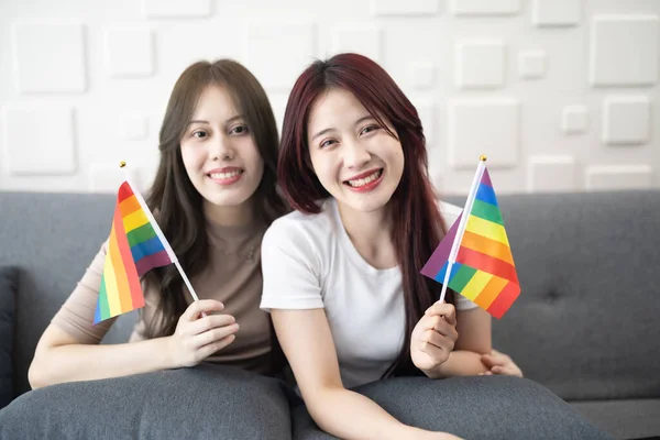 스러운 아시아 레즈비언 커플들이 자신감 스러워 하면서 Lgbt 깃발을 흔들고 — 스톡 사진
