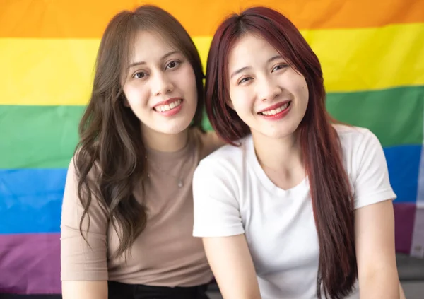 Tourné Beaux Couples Lesbiennes Asiatiques Tiennent Agitent Minuscules Drapeaux Lgbt — Photo
