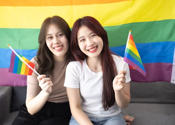 Disparo Adorables Parejas Lesbianas Asiáticas Sostienen Ondean Diminutas Banderas Lgbt — Foto de Stock