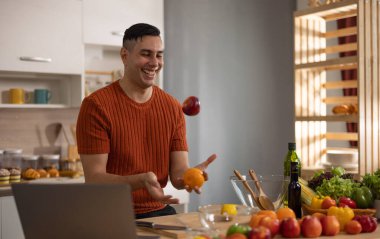 Sade ve sağlıklı bir erkek çeşitli meyveler de dahil olmak üzere besleyici bir diyet hazırlar. Dizüstü bilgisayardaki yemek programı, onları sanatsal tarzda hazırlamak için soyma, doğrama ve meyve kesme ustalığı..