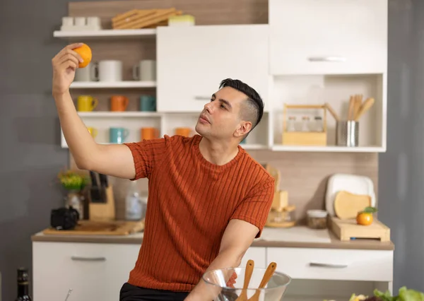 Een Huiselijk Gezond Mannetje Bereidt Een Voedzaam Dieet Inclusief Verschillende — Stockfoto