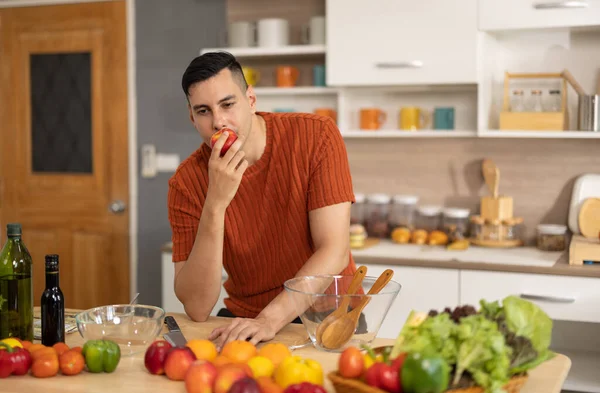 Een Huiselijk Gezond Mannetje Bereidt Een Voedzaam Dieet Inclusief Verschillende — Stockfoto