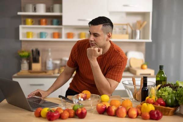 Hombre Hogareño Saludable Prepara Una Dieta Nutritiva Incluyendo Variedad Frutas —  Fotos de Stock