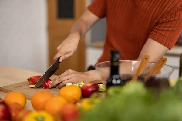 Przytulny Zdrowy Samiec Przygotowuje Pożywną Dietę Tym Różnorodne Owoce Pokazie — Zdjęcie stockowe