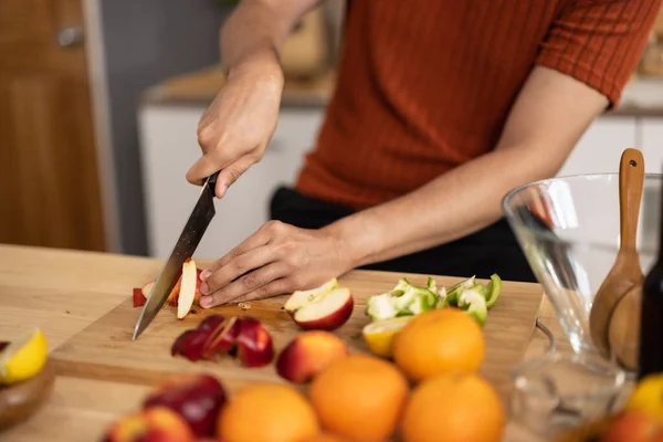 Przytulny Zdrowy Samiec Przygotowuje Pożywną Dietę Tym Różnorodne Owoce Pokazie — Zdjęcie stockowe