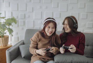 Çiftler neşe, coşku ve konsantrasyonla birlikte oyun oynarlar, sırayla kazanır ve kaybederler. Eğlenceli ve heyecan verici bir zaman. Sorunları çözmeyi, eleştirel düşünmeyi ve yaratıcı olmayı öğrenmek.