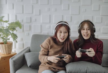 Çiftler neşe, coşku ve konsantrasyonla birlikte oyun oynarlar, sırayla kazanır ve kaybederler. Eğlenceli ve heyecan verici bir zaman. Sorunları çözmeyi, eleştirel düşünmeyi ve yaratıcı olmayı öğrenmek.