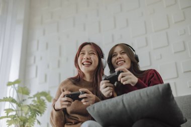 Çiftler neşe, coşku ve konsantrasyonla birlikte oyun oynarlar, sırayla kazanır ve kaybederler. Eğlenceli ve heyecan verici bir zaman. Sorunları çözmeyi, eleştirel düşünmeyi ve yaratıcı olmayı öğrenmek.