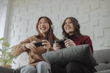 Çiftler neşe, coşku ve konsantrasyonla birlikte oyun oynarlar, sırayla kazanır ve kaybederler. Eğlenceli ve heyecan verici bir zaman. Sorunları çözmeyi, eleştirel düşünmeyi ve yaratıcı olmayı öğrenmek.