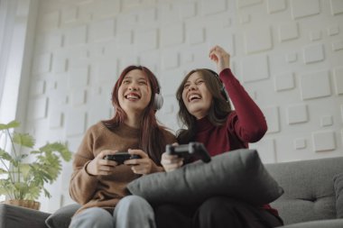 Çiftler neşe, coşku ve konsantrasyonla birlikte oyun oynarlar, sırayla kazanır ve kaybederler. Eğlenceli ve heyecan verici bir zaman. Sorunları çözmeyi, eleştirel düşünmeyi ve yaratıcı olmayı öğrenmek.