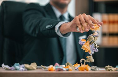 Projenin gerçek uygulanmasında güçlük çektikten sonra, tasarımcılar stres ve endişeye kapılırlar, bu da onların bir dizi farklı fikir içeren bazı yapışkan notları buruşturmasına neden olur..