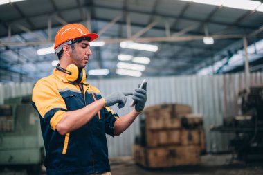 Yazılım mühendisi, fabrika makinelerini tespit etmek, sorun çıkarmak ve geliştirmek için yazılım testleri yapar. Sistem performansının izlenmesi ve bunların uygulanması öncesinde yeni teknolojilerin değerlendirilmesi