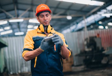 Yazılım mühendisi, fabrika makinelerini tespit etmek, sorun çıkarmak ve geliştirmek için yazılım testleri yapar. Sistem performansının izlenmesi ve bunların uygulanması öncesinde yeni teknolojilerin değerlendirilmesi