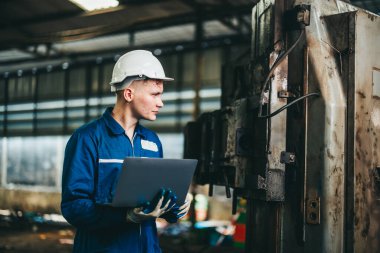 Yazılım mühendisi, fabrika makinelerini tespit etmek, sorun çıkarmak ve geliştirmek için yazılım testleri yapar. Sistem performansının izlenmesi ve bunların uygulanması öncesinde yeni teknolojilerin değerlendirilmesi