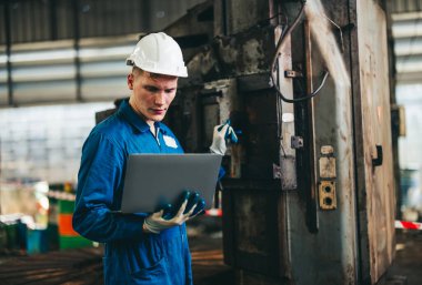 Yazılım mühendisi, fabrika makinelerini tespit etmek, sorun çıkarmak ve geliştirmek için yazılım testleri yapar. Sistem performansının izlenmesi ve bunların uygulanması öncesinde yeni teknolojilerin değerlendirilmesi