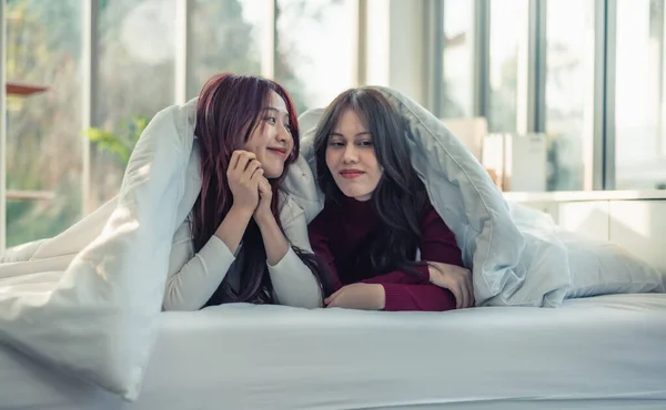 Pasangan Lesbian Asia Sedang Bermain Tersenyum Bersantai Saling Memandang Bawah — Stok Foto