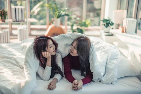 아시아 레즈비언 커플들은 침실에서 담요로 서로를보면서 긴장을 있습니다 하루를 때마다해야 — 스톡 사진