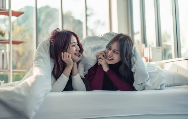 Azjatyckie Lesbijki Bawią Się Uśmiechają Relaksują Patrzą Siebie Pod Kocem — Zdjęcie stockowe