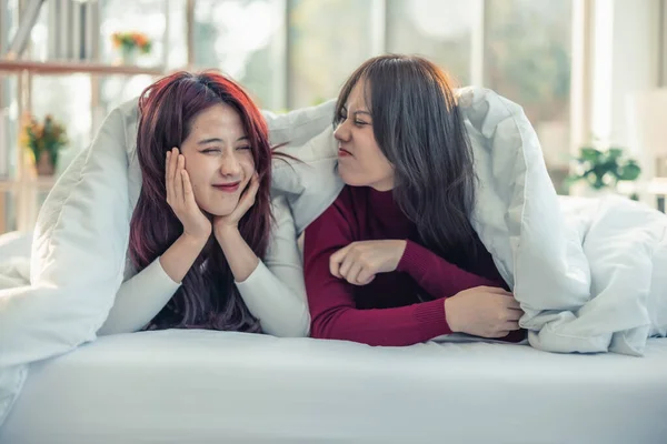 Azjatyckie Lesbijki Bawią Się Uśmiechają Relaksują Patrzą Siebie Pod Kocem — Zdjęcie stockowe