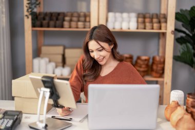 Vazo sahibi siparişleri internetten alıyor. Müşteri sorgularına ve ürün ve sevkiyatla ilgili endişelere uzun vadeli sadakat ve memnuniyeti artırmak için tepki. Ticari girişimcinin rutin çalışması