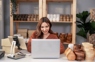 Vazo sahibi siparişleri internetten alıyor. Müşteri sorgularına ve ürün ve sevkiyatla ilgili endişelere uzun vadeli sadakat ve memnuniyeti artırmak için tepki. Ticari girişimcinin rutin çalışması