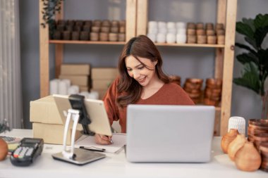 Vazo sahibi siparişleri internetten alıyor. Müşteri sorgularına ve ürün ve sevkiyatla ilgili endişelere uzun vadeli sadakat ve memnuniyeti artırmak için tepki. Ticari girişimcinin rutin çalışması