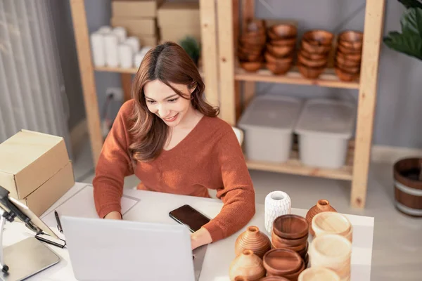 Vase Brand Owner Processes Online Orders Response Customer Queries Concerns — Stock Photo, Image