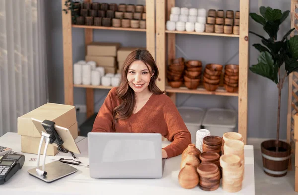 Vase brand owner processes online orders. Response to customer queries and concerns about products and shipment to increase long term loyalty and satisfaction. Routine work of e commerce entrepreneur