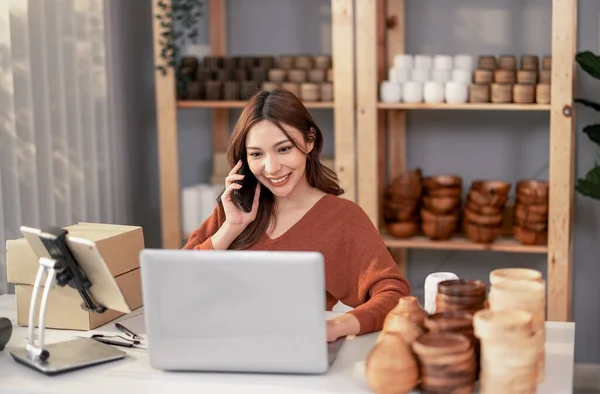 Vase Brand Owner Processes Online Orders Response Customer Queries Concerns — Stock Photo, Image