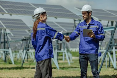 Yenilenebilir enerji analisti verimliliği gözlemlemek ve değerlendirmek için güneş çiftçiliği üzerine gözlemler yaptı. Proje onayı için denetimciler, müşteriler ve yatırımcılara bulgular ve tavsiyeler sunuluyor