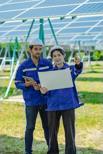 Renewable Energy Analyst Conduct Filed Observations Solar Farming Monitor Assess — Stock Photo, Image