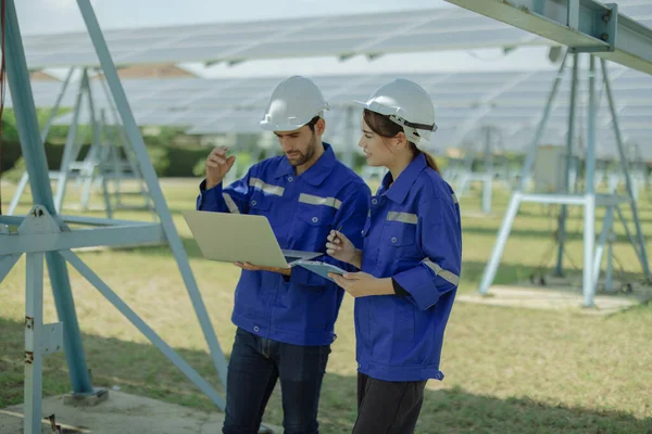 再生可能エネルギーアナリストは 効率を監視および評価するために太陽光発電農業に関する調査を行った 監督者 クライアント プロジェクト承認のための投資家に調査結果と推奨事項を提示する — ストック写真