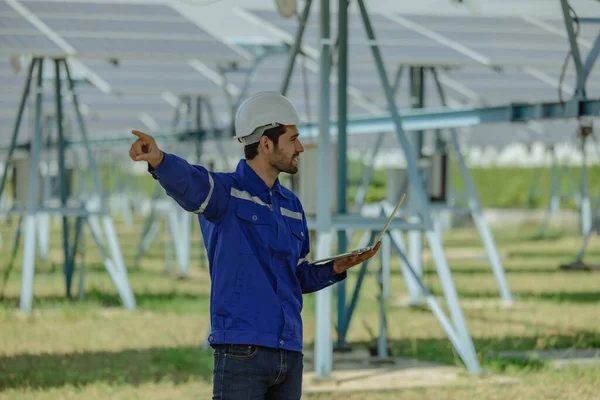 Аналитик Возобновляемым Источникам Энергии Проводит Наблюдения Солнечным Фермерством Мониторинга Оценки — стоковое фото