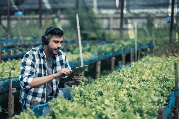 Zemědělský Pracovník Zlepšit Rovnováhu Mezi Pracovním Soukromým Životem Tím Poslouchá — Stock fotografie