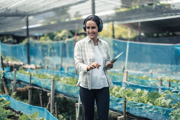 Los Trabajadores Agrícolas Mejoran Equilibrio Entre Trabajo Vida Escuchar Música —  Fotos de Stock