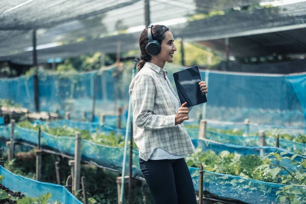 Lavoratore Agricolo Migliora Sano Equilibrio Lavoro Vita Privata Ascoltando Musica — Foto Stock