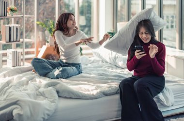 Bir lezbiyen, partneri onu önemsemediği ve önemsemediği için sinirlenir, hayal kırıklığına uğrar. Çiftler arasında yaşanan anlaşmazlıklar ortamı geriyor ve geriyor. Yanlış anlama ilişkileri yok edebilir..