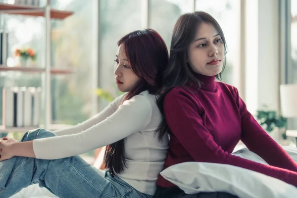 Lesbian Merasa Terganggu Frustrasi Karena Pasangannya Mengabaikannya Dan Tidak Memperhatikannya — Stok Foto